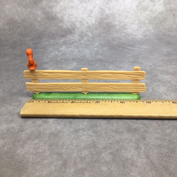 Playmobil "Wooden" Fence w/Squirrel & Grass Base - Picture 3 of 4